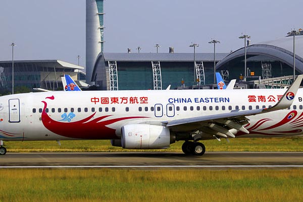 Chinese passenger plane Boeing 737 crashes in Tengxian Mountain