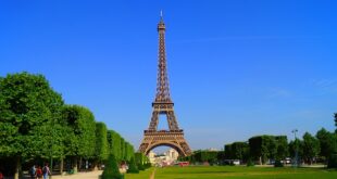 Evacuation of Eiffel Tower in Paris Following Bomb Threat
